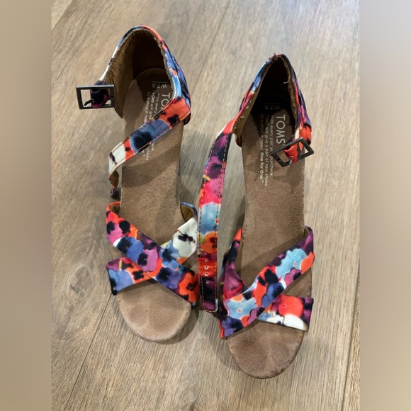 Women’s 7.5 Toms Heels - Picture 2 of 3